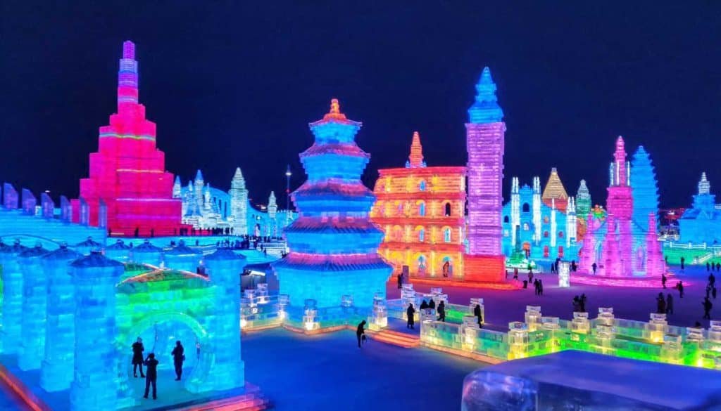 摄图网 501164197 哈尔滨冰雪大世界企业商用 Coloridas esculturas de hielo expuestas en Harbin, China.